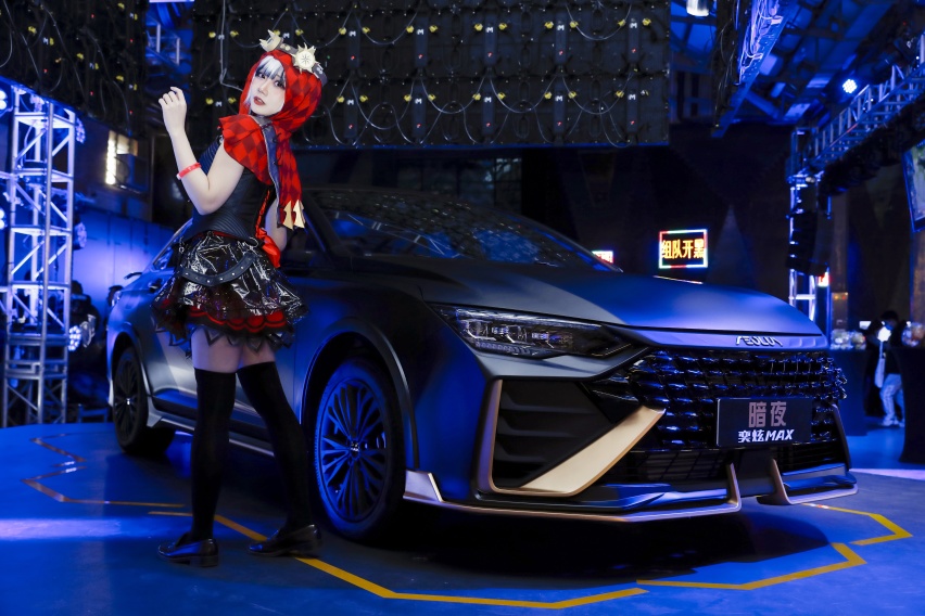 中国首款量产机甲战车暗夜·奕炫MAX发布，12.79万起售
