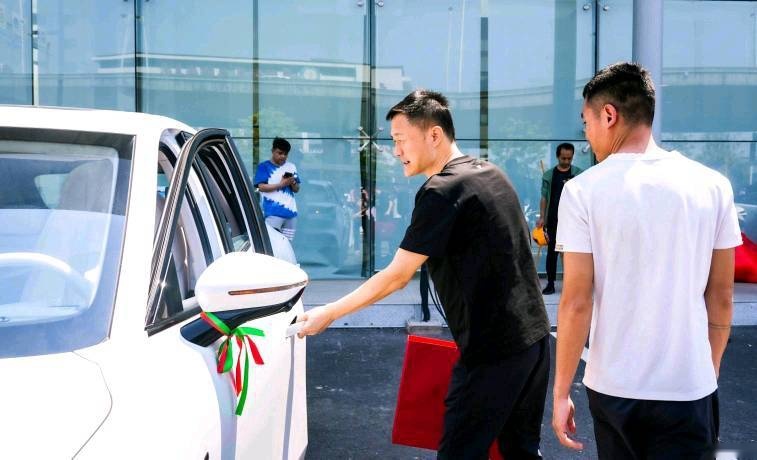 “卷产品”又“卷服务”，哪吒汽车CEO张勇保姆式服务到底