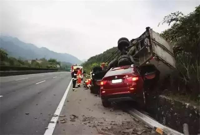 在高速上跑120km/h，前方突然限速80km/h，要不要刹车？