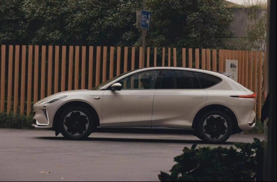 日产Z Nismo测试谍照曝光;布加迪全新车型预告