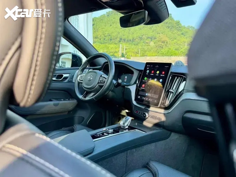 全新XC60黑武士：沃尔沃不装了，这次直接把北欧性冷淡穿成了一身黑