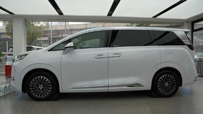 2024款腾势D9探店：方向盘座椅冰箱都升级了，能否抓牢家庭用户？