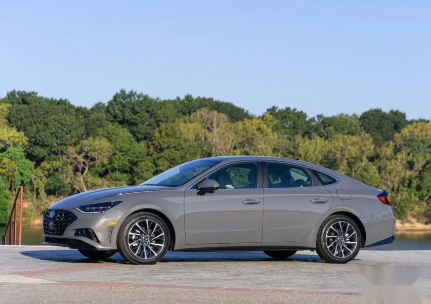 水泥灰、2.0T+8AT，这么战斗的B级车你猜要多少钱？