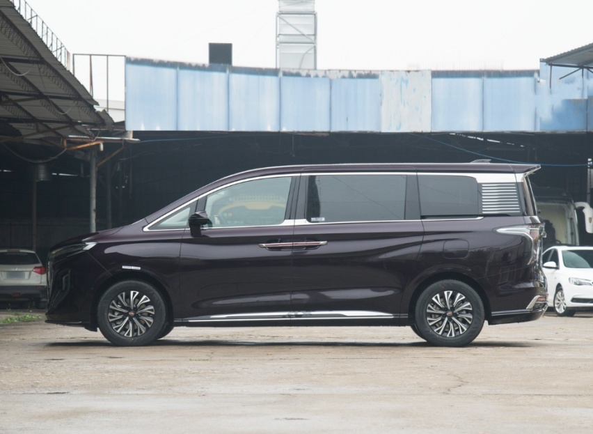 一汽红旗打造的MPV，搭载2.0T混动，续航833km