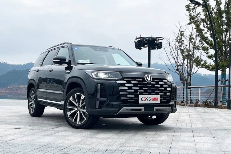 全面升级，配原装进口爱信8AT 试驾长安CS95PLUS