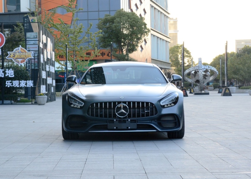 奔驰是如何征服操控粉的？用4秒破百的AMG GT，毫无压力