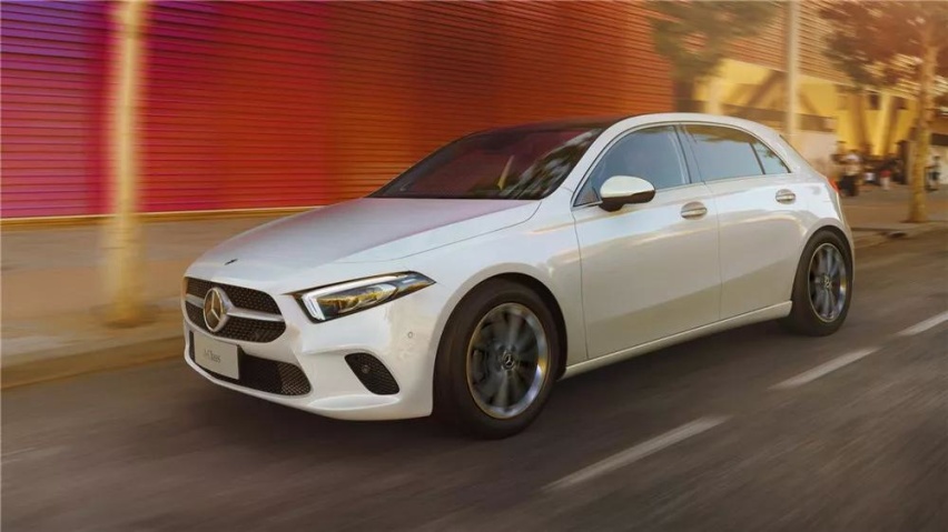 奔驰全新A级两厢上市，别把隔壁的新款AMG E63 S给忘了