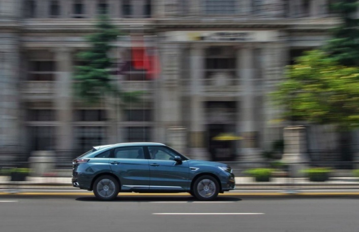 这款中型SUV，搭载1.5T+CVT动力组合，油耗7.2L