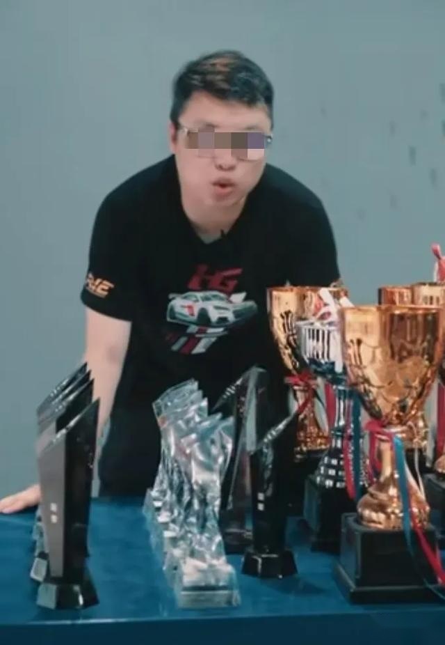 最近有台千匹奥迪TT RS很猖狂，有人让改哥去崩他