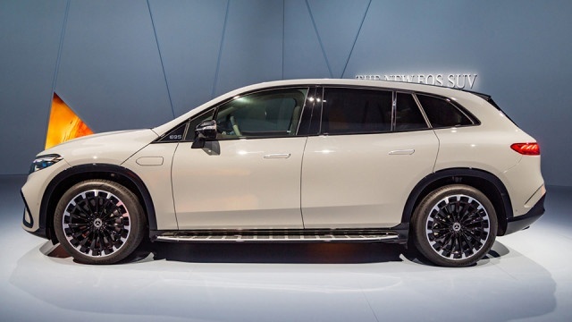一百多万买奔驰EQS SUV，大型SUV可选7座还能越野，值不值？