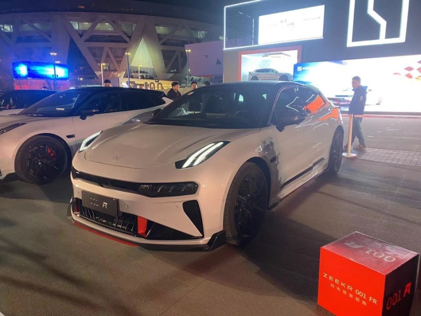 世界冠军加成 极氪001 FR上市 百万的性能 只卖76.9万元