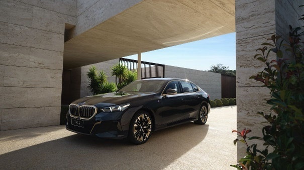 全新BMW 5系震撼上市，不论油电，树立智能豪华新标杆