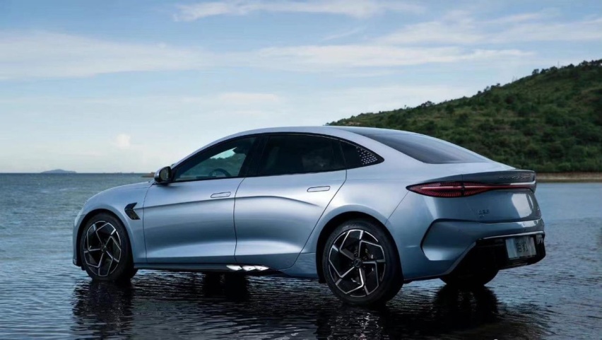 20万级国产纯电车好卷，深蓝SL03、比亚迪海豹都比Model 3更值