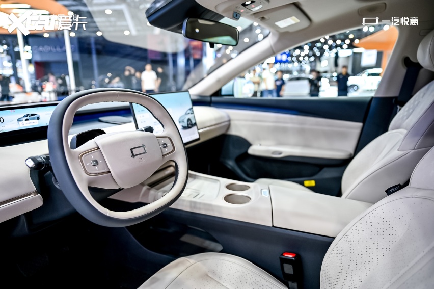 无框电吸门 + 8295 芯片卖 9.99 万，一汽悦意 08 性价比
