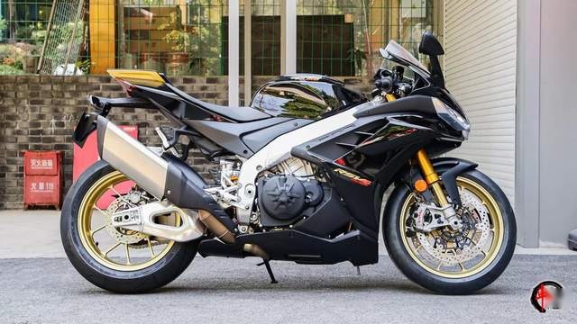资讯|200匹四缸性能仿赛:阿普利亚RSV4,售价23.88万元起