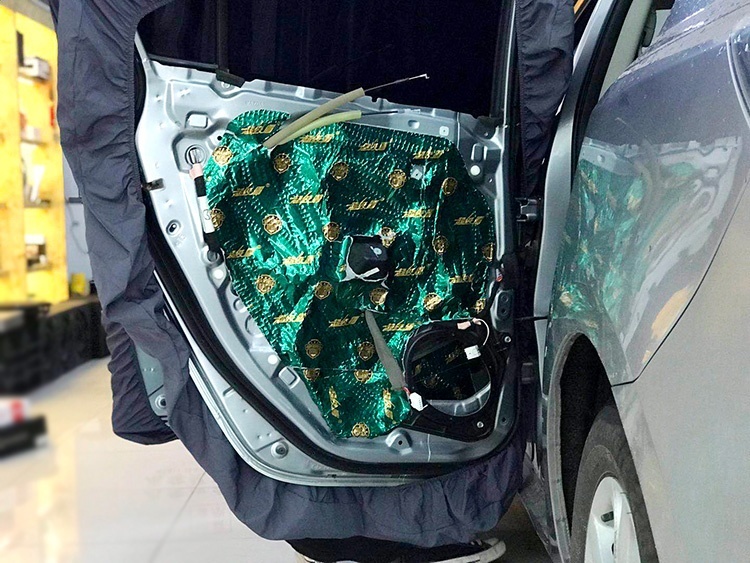 马自达3汽车音响改装隔音升级，哈尔滨小蒋汽车音响改装作业