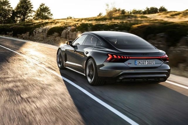 续航488km，奥迪首款电动性能车e-tron GT首秀