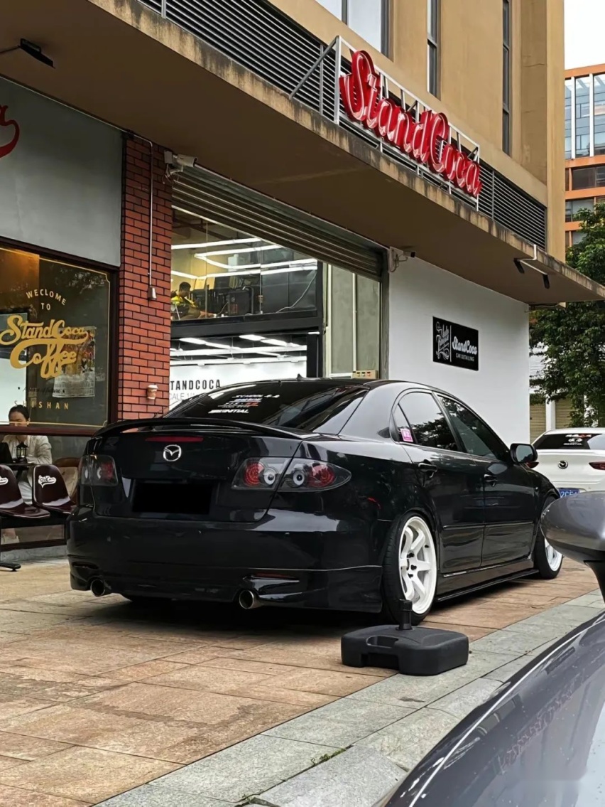 竞技走街风的老款马自达6，白色鸳鸯轮毂的搭配很有JDM味