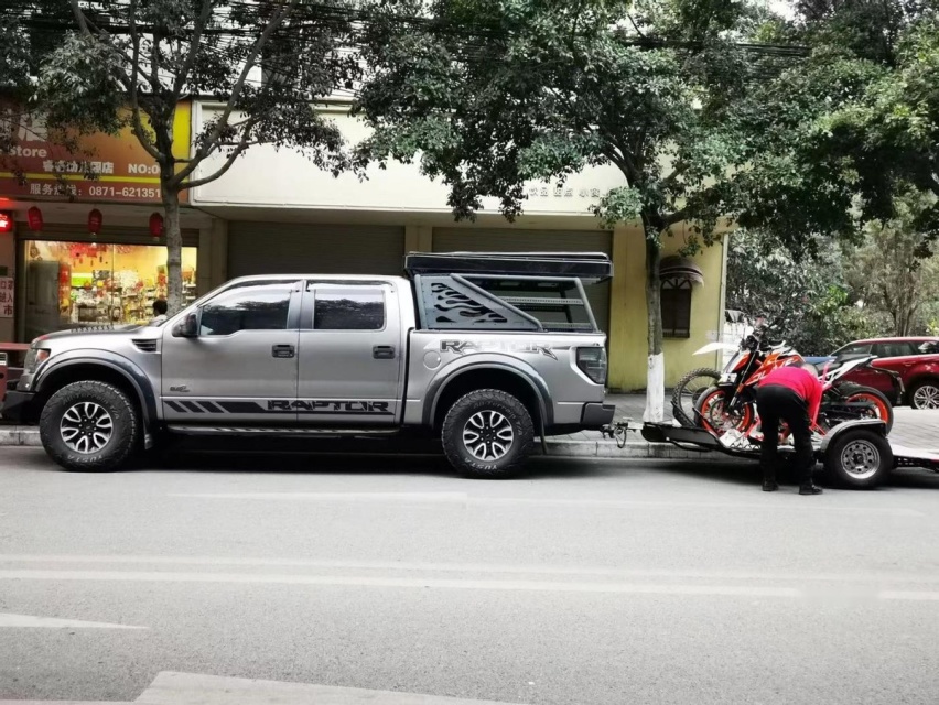 摩托车搭档福特F-150猛禽 这位车主把“4+2”越野玩明白了