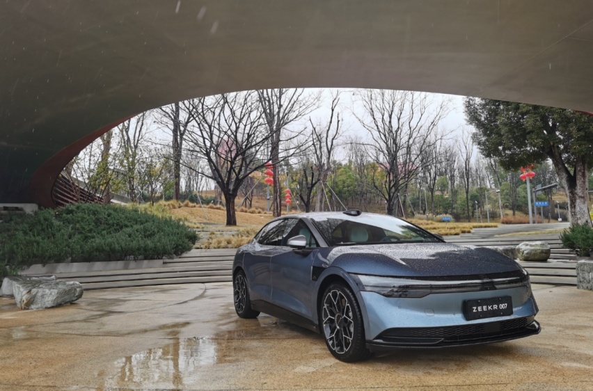 试驾极氪007：风格异于Model 3，百公里电耗22.7kWh