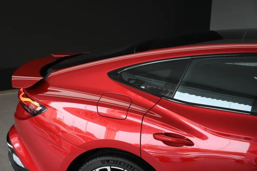 2.0T 261匹 405牛，中型车还带电动尾翼！实拍全新MG7