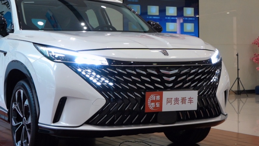 可横移大屏来了，探店全新第三代荣威RX5，这个价格值得买吗？
