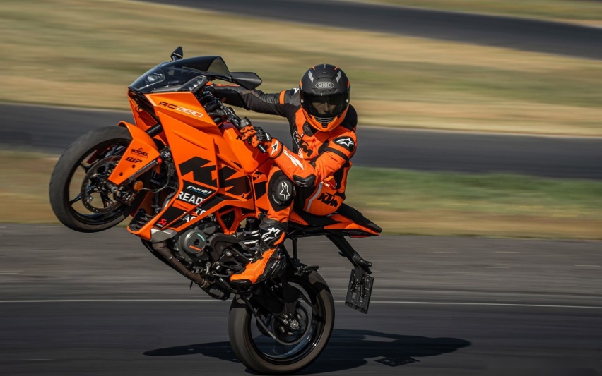熏黑风挡上身，2023 KTM RC390更具科技和运动感