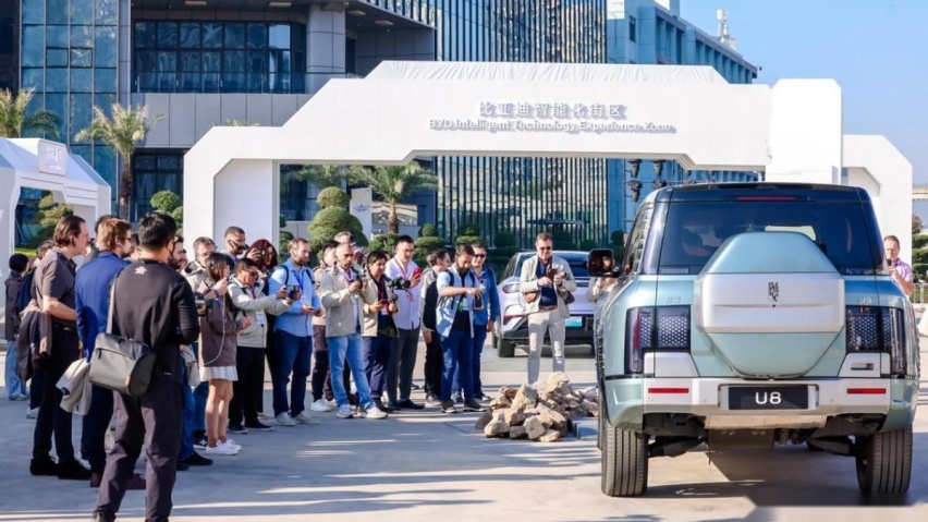乌兹别克斯坦总统到访比亚迪，现场体验仰望U8原地掉头