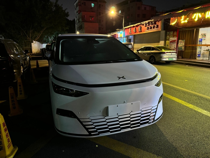 小鹏X9现身街头，长近5米3配冰箱+彩电，标配双腔空悬+后轮转向