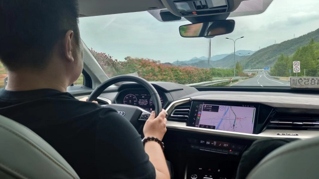 近5米的SUV，开着却像性能车？试驾奥迪Q5 e-tron