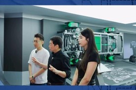 上海车展长城展台看看和年轻人在一起的是谁