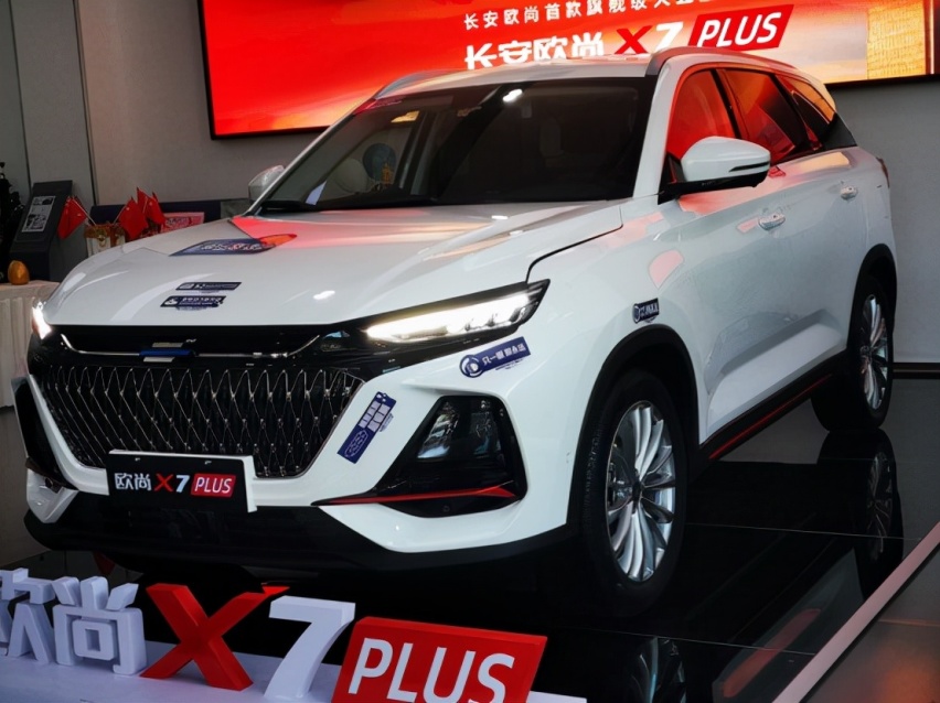 长安欧尚X7 PLUS实拍体验，12.3寸大屏玩起来过瘾，大空间可当床