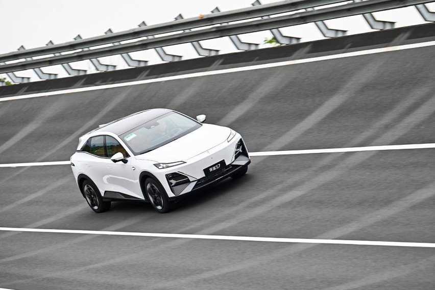 场地试驾深蓝S7，特斯拉Model Y你慌吗？
