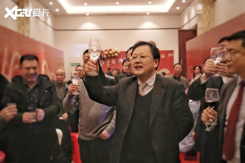 江西前首富，三年跌掉2500亿，不认怂！