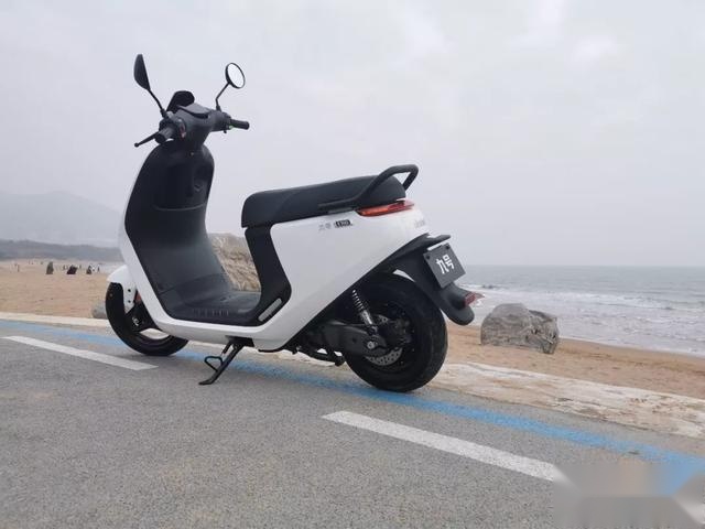 实测九号电动车E100，告诉你它是如何把小牛拍晕在沙滩上的
