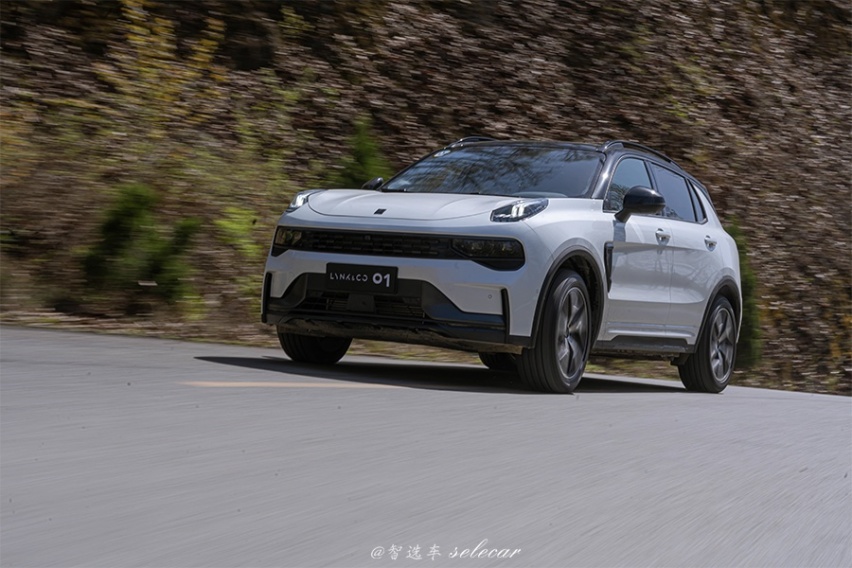 2.0T+8AT，全系标配12.7英寸大屏，试驾全新领克01