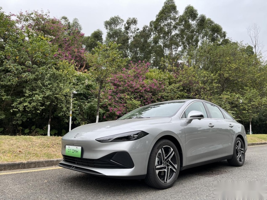 实测亏电油耗4.58L！ B级车荣威D7 DMH不仅性价比拉满 还特省