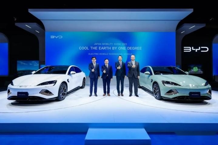 比亚迪月销超30万，领跑中国新能源市场，王朝、海洋车型最受欢迎