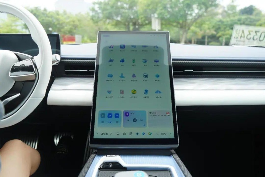 年纪轻轻不靠家人怎么买跑车？哪吒GT帮到你