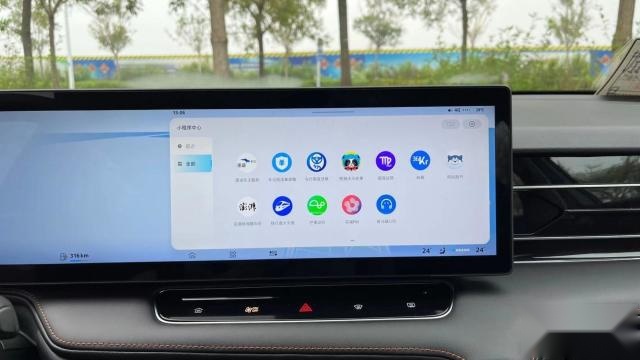 10万级SUV就有27寸4K屏，评测第三代荣威RX5智能座舱