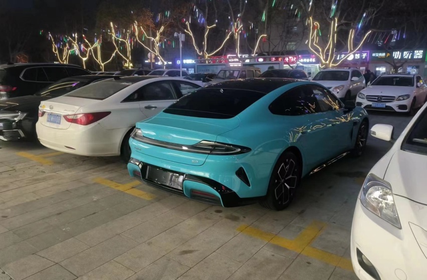 小米SU7上市，为啥新款保时捷Taycan却逆势涨价？