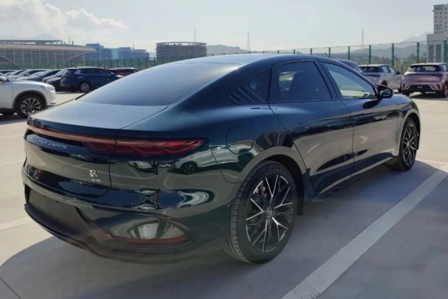 新款比亚迪汉EV实车照，可能为运动版车型，续航715km，配色很帅