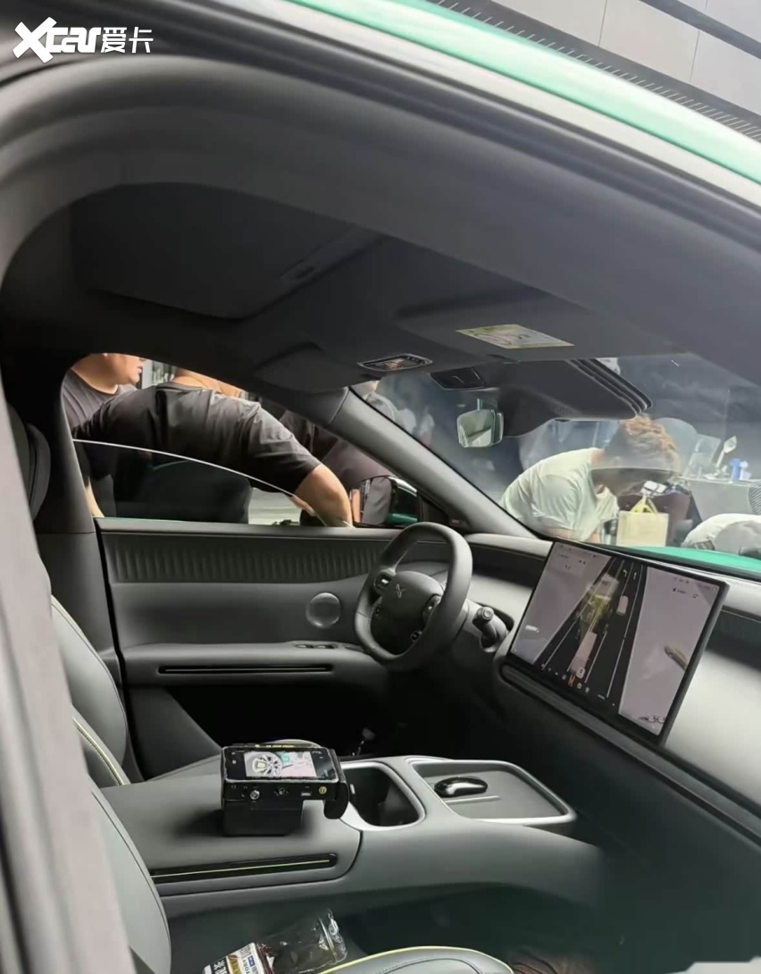 小鹏MONA L05实车照来了，定位中型SUV，家用也可
