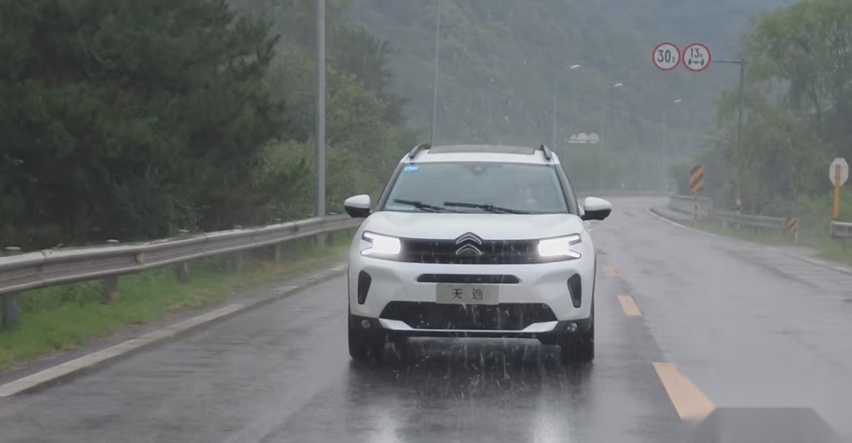 暴雨驾车注意什么？突遇涨水怎么逃生？大雨泡水车怎么办？