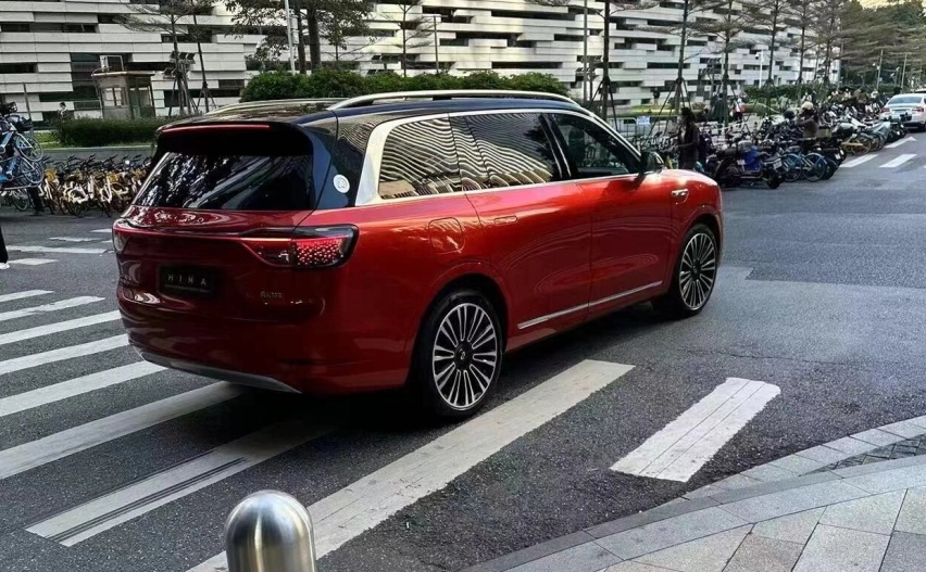 月底上市！问界M9实车到店，双色车身有气场，配三联屏+续航585km