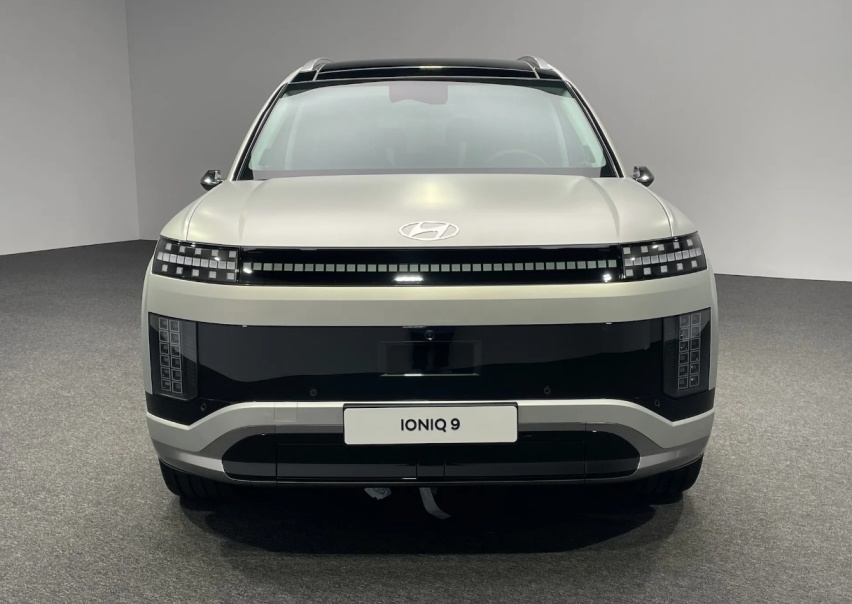 现代IONIQ 9，第二排座椅可旋转的纯电SUV，标配110.3度大电