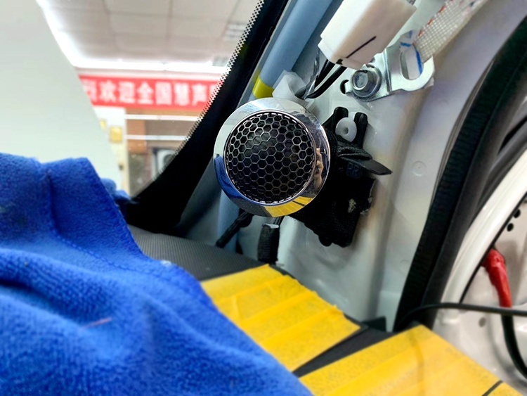 哈尔滨丰田霸道音响无损改装升级，车主：改发烧音响还得找专业店