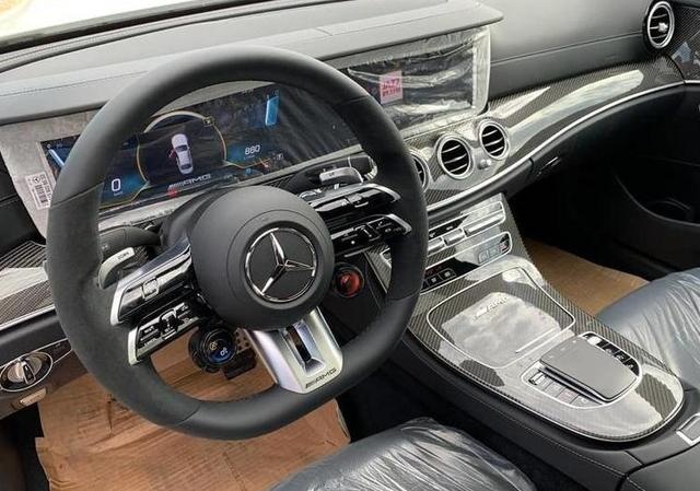 新款奔驰AMG E63S海外实拍 百公里加速仅4.3秒
