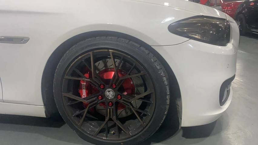 宝马5系(F10)改装升级Rotora前6后4双卡钳刹车
