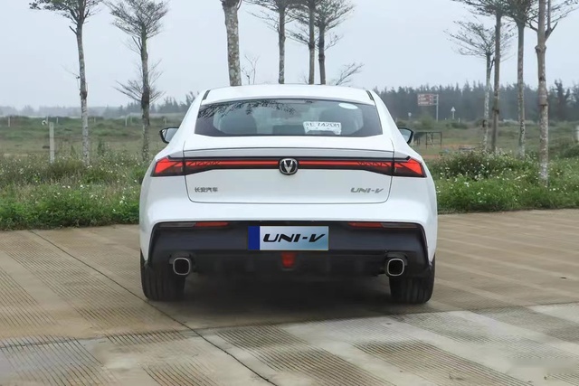 售价10.89万元起，造型时尚动感，2023款长安UNI-V上市！